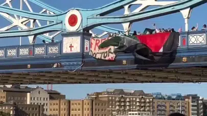Londra’da dev eylem! ünlü köprü trafiğe kapatıldı: Nedeni Gazze...