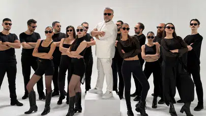 Bülent Serttaş yeni şarkısının klip çekiminde göbek attı