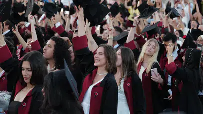 Kamera önünden kamera arkasına: Ünlü oyuncu Alina Boz diploma sevincini paylaştı!