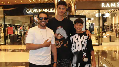 Emre Altuğ çocuklarıyla Zorlu AVM'de alışveriş turuna çıktı