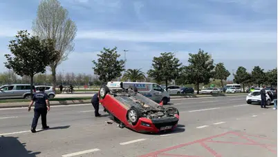 Maltepe'de kavşakta korkutan kaza: Otomobil devrildi, sürücü mahsur kaldı