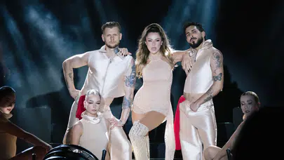 Hadise Girne Rocks Hotel sahnesinde Burcu Sedef tasarımı kostümüyle büyüledi