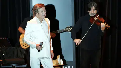 Erol Evgin Bodrum'da hayranlarını akustik yolculuğa çıkardı