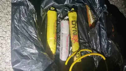 Kozan'da şüpheli araçta patlayıcı alarmı! Kullanıma hazır 4 parça ele geçirildi