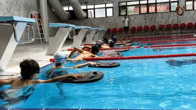 Ücretsiz yüzme eğitimiyle çocuklar hem öğreniyor hem geleceğe hazırlanıyor