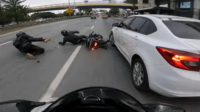 Şerit değişikliği kazayla sonuçlandı: Motosiklet sürücüsü ve yolcusu savruldu