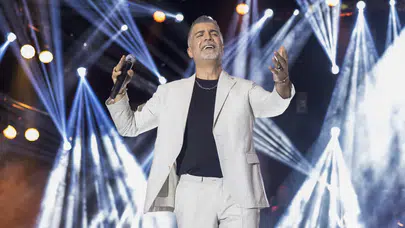 Özcan Deniz Kıbrıs'ta verdiği konserde hayranlarıyla buluştu