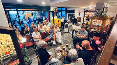 İzmir'de kuşakları buluşturan söyleşi: Grup Tual müzikseverlerle buluştu