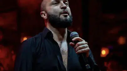 Berkay Ayvalık'ta sahne aldı yaz sezonu muhteşem bir konserle açıldı