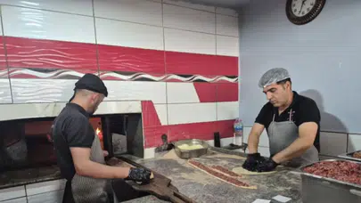 Yaz sıcağı yetmezmiş Ggbi fırın sıcaklığıyla yarışıyorlar: 12 saatlik alev mesaisi