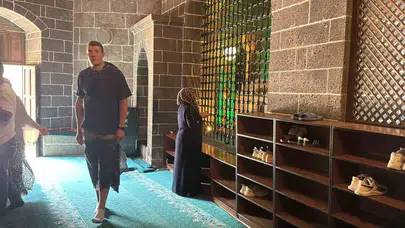 Diyarbakır'da Fransız turistin camiye saygılı davranışı takdir topladı