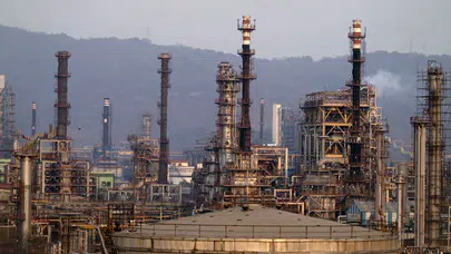 Hürmüz Boğazı'nda tankerler vuruldu: Brent petrol kritik sınırı aştı!