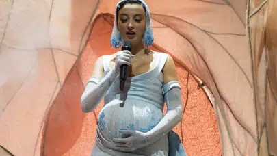 Melike Şahin Harbiye konserinde hayranlarına mektup bıraktı