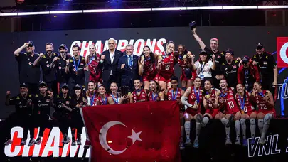 Dünya Vargas'ı konuşuyor: Şampiyonluk sonrası manşetler Latin yıldızla süslendi