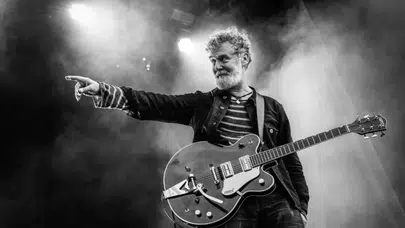 "Falling Slowly"nin bestecisi Glen Hansard Dublin'deki kazada yaşamını yitirdi