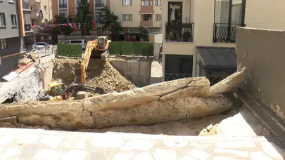 Kağıthane'de iş makinesi balkonu yıktı mahalle deprem paniği yaşadı
