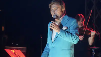 Erol Evgin Alaçatı'da sahne alarak en sevilen şarkılarını seslendirdi