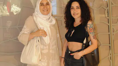 Melek Mosso annesiyle birlikte tatil alışverişine çıktı