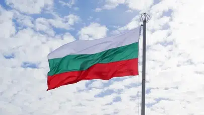 Balkanlar’ı vuran şiddetli fırtına Bulgaristan’da hayatı durma noktasına getirdi