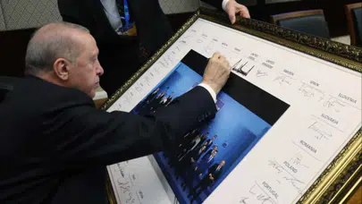 Cumhurbaşkanı Erdoğan NATO Zirvesi aile fotoğrafını imzaladı