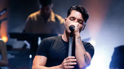 Emir Can İğrek Altınoluk konserinde sahneye çıkan çift nişanlandı