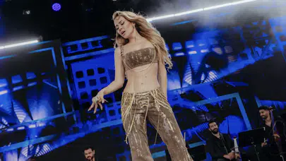 Derya Uluğ Harbiye sahnesinde Murat Dalkılıç ile düet yaptı düğün müjdesi verdi
