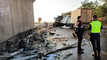 Mustafakemalpaşa'da can pazarı: Tavuk eti yüklü kamyon hurdaya döndü