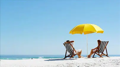 Deniz, kum, güneş ve cep yakan tarifeler: İşte popüler tatil beldelerinin plaj fiyatları
