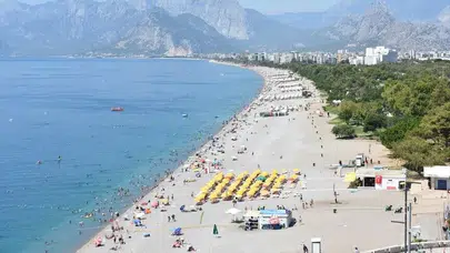Adım atacak yer kalmadı! Antalya sahillerinde sıcak hava istilası