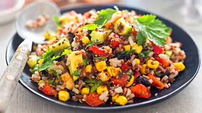 Hem tok tutan hem yağ yakan mısırlı karabuğday salatası nasıl yapılır?formda kalmanın yeni sırrı nedir?Bu salata gerçekten zayıflatıyor mu?