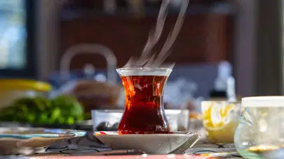 Çayın zararları var mı, vücudu nasıl etkiliyor? Demir eksikliği yapar mı, kalbe iyi geliyor mu, şekersiz çay daha mı sağlıklı?