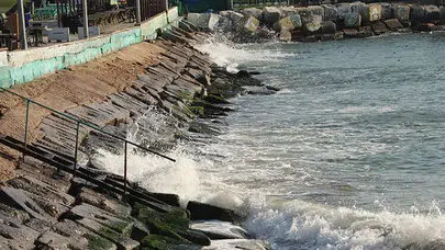 Marmara'da olumsuz hava koşulları gemileri beklemeye aldı