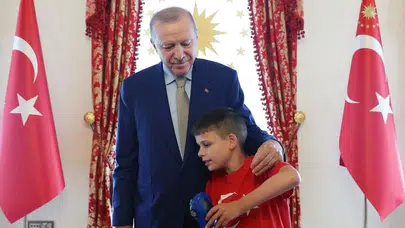 Dolmabahçe'de anlamlı buluşma: Erdoğan otizmli Joshua'yı kabul etti