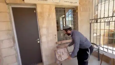 Kudüs’te provokasyon: İsrailli vekil Filistin okulunun tabelasını parçaladı!