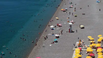 Deniz suyu sıcaklığı 30 dereceye ulaştı! antalya’da bunaltıcı sıcaklar sahile akın ettirdi