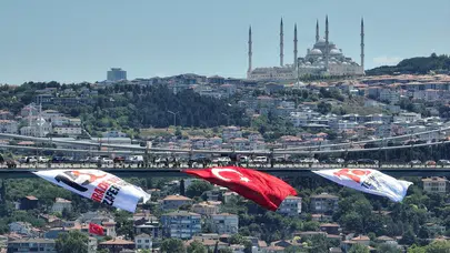 'İrade bizim, zafer bizim': 15 Temmuz'un 10'uncu yılı kapsamında köprüler kırmızı-beyaza büründü