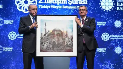 Cumhurbaşkanı Erdoğan'a 2. İletişim Şurası'nda Ayasofya tablosu hediye edildi