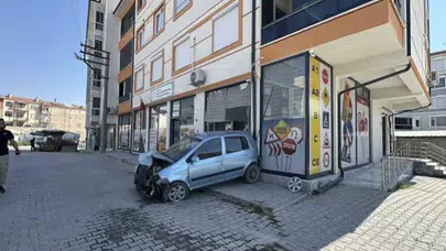 Konya'da kaza paniği: 3 araç ve iş yerinde büyük hasar