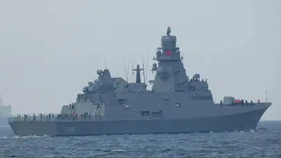 Suriye'de yeni dönemin ilk karesi: Türk donanması Lazkiye Limanı'na demirledi!