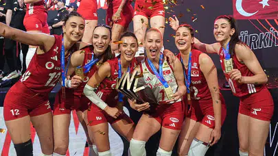 Şampiyon Filenin Sultanları Türkiye'de: Havalimanında bayram havası