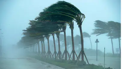 Mersin'in Silifke ilçesinde rüzgar nedeniyle yelkenli kıyıya sürüklendi