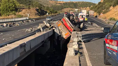 Uşak'ta korkunç kaza! Köprüde devrilen TIR'dan nehre düştü
