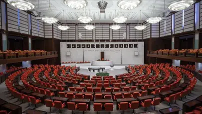Meclis'te hareketli dakikalar: En düşük emekli maaşı için teklif sunuldu!