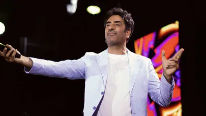Mahsun Kırmızıgül sahnede Kadir İnanır'ı anarak duygusal anlar yaşadı