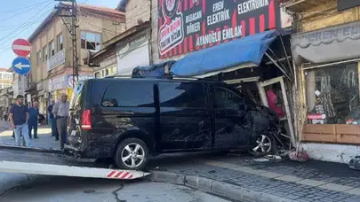 Çorum’da minibüs dehşeti: 5 aracı biçti, çay ocağına dalarak durdu