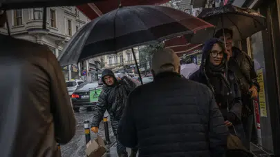 Sabah saatlerinde bastırdı, gün boyu sürecek: İstanbul'u esir alan sağanak yağış başladı!