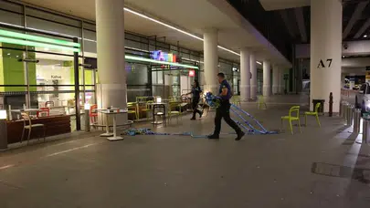 Havalimanında gece yarısı alarmı: Elinde bıçakla polisin üzerine yürüdü!