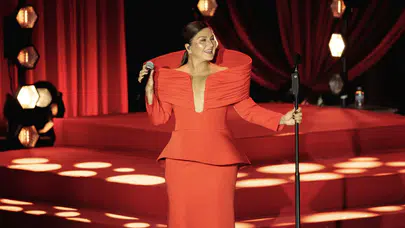 Sibel Can Harbiye'de Eypio ile "Kıyamam"ı canlı seslendirdi