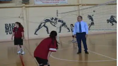Vali Soytürk gençlerle voleybol oynadı, yeni yüzme havuzunu inceledi