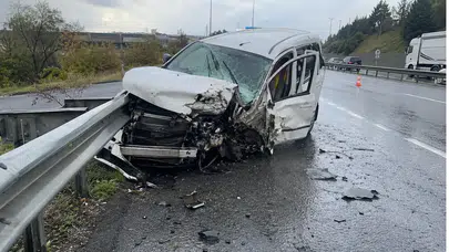 Tırın sıkıştırdığı iddia edilen araç bariyerlere saplandı: Sürücü yaralandı